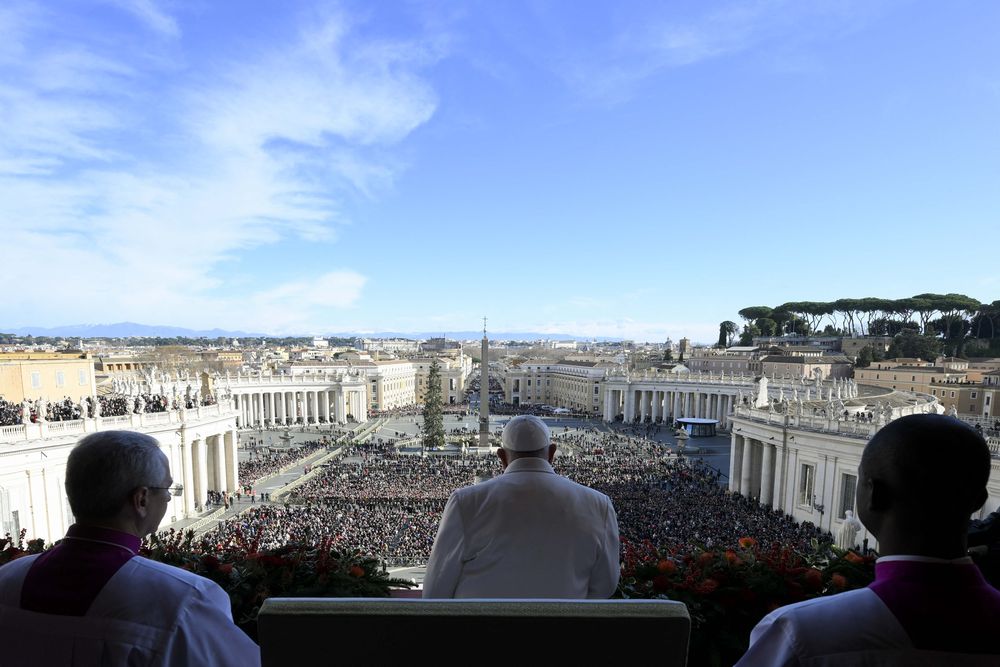 Esta fotografía tomada y distribuida el 25 de diciembre de 2024 por The Vatican Media muestra al Papa Francisco durante el mensaje Urbi et Orbi y la bendición a la ciudad y al mundo como parte de las celebraciones navideñas, en la plaza de San Pedro.