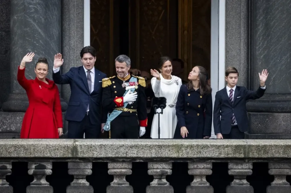 La ascensión de Federico convirtió en reina a su esposa, Mary Elizabeth Donaldson, a quien conoció en un bar de la ciudad de Sídney durante los Juegos Olímpicos de 2000.