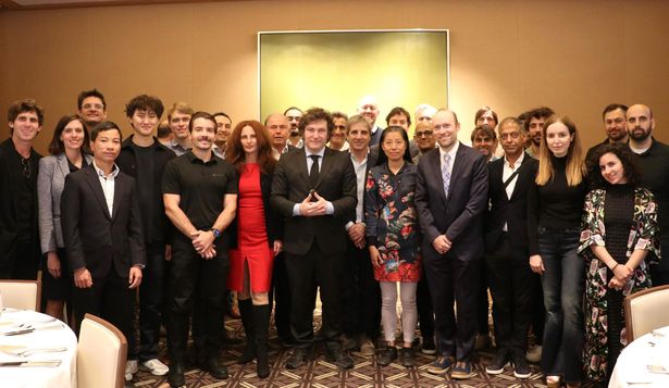 El presidente Javier Milei, Karina Milei, Luis Caputo y el embajador Gerardo Werthein, con empresarios de Sillicon Valley.