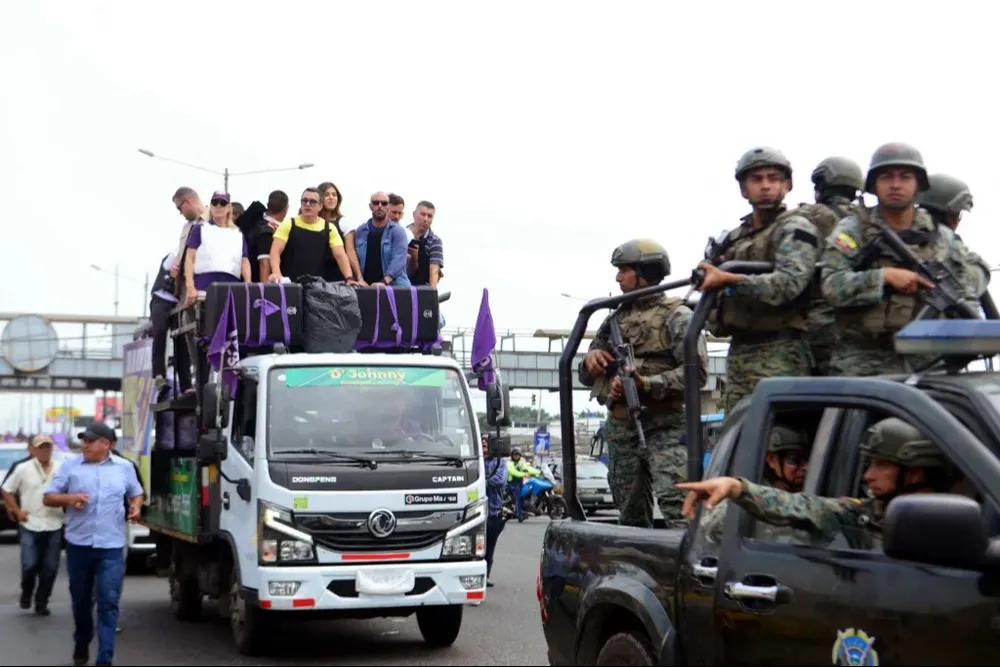 Debido a la violencia durante la campaña electoral en Ecuador, los actos partidarios y los candidatos debieron ser custodiados por personal militar y policial.