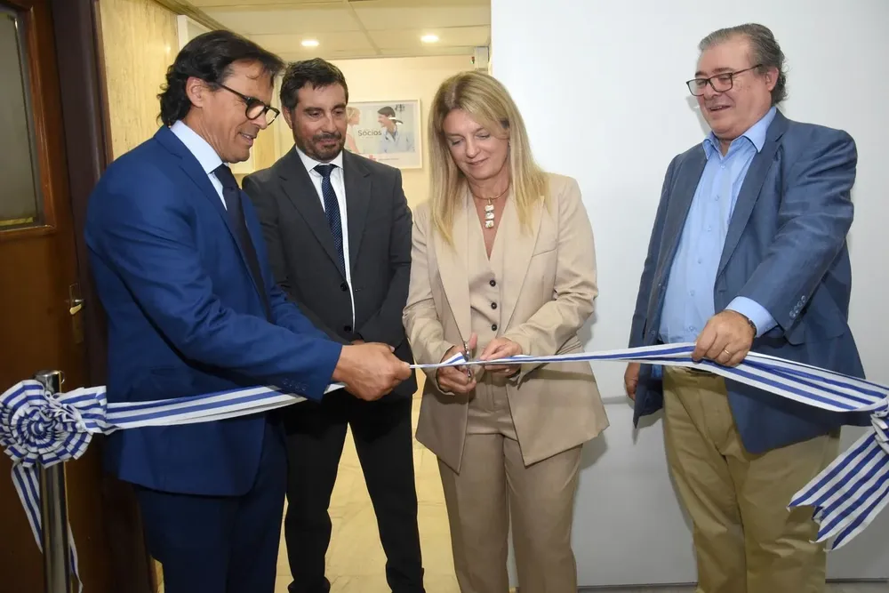 Presidente del Consejo Directivo de la Española, Fernando García; Subgerente General de la Asociación Española, Dr. Alfredo Torres; Gerenta del Interior, Dra. Mónica Otormin y el Gerente General de la Asociación Española, Dr. Julio Martínez