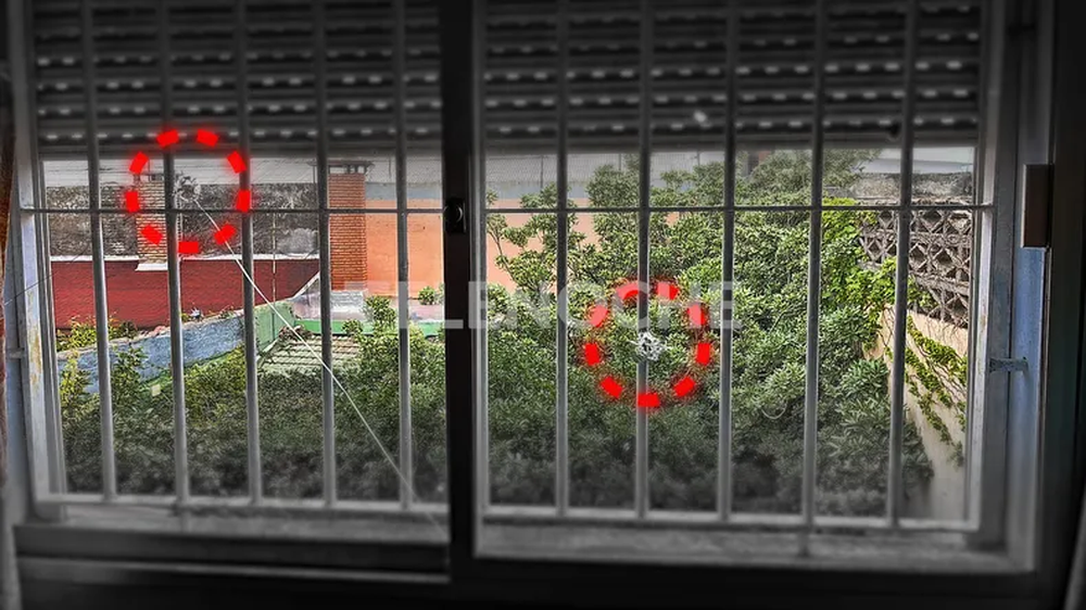 Dos impactos de bala en una ventana de la casa de Mónica Ferrero