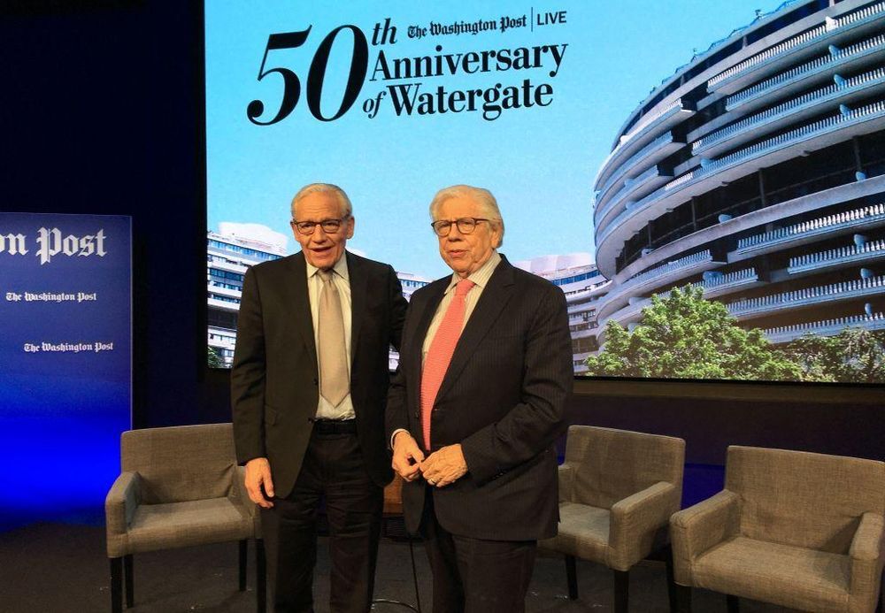 Bob Woodward (izquierda) y Carl Bernstein (derecha) en un evento para conmemorar los 50 años de Watergate, en 2022.