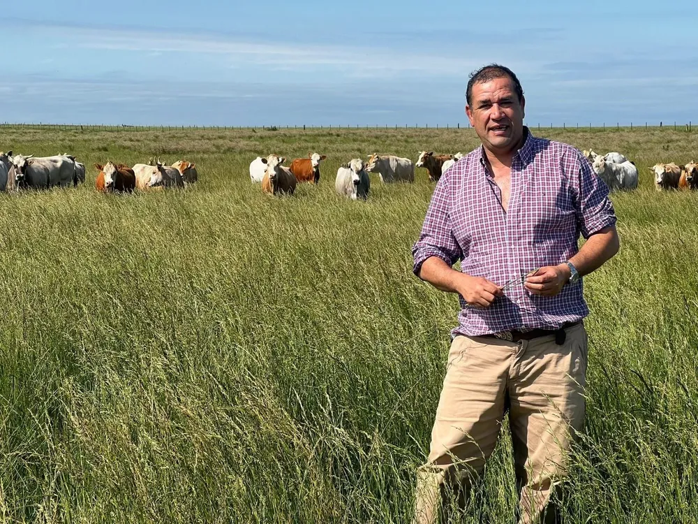 Sebastián Da Silva, en un predio con sistema ganadero, en Florida.