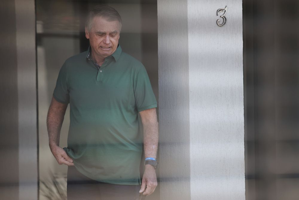 Jair Bolsonaro en su casa, donde cumple arresto domiciliario
