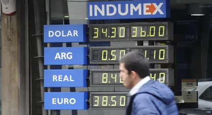 Tras medida del BCU, el dólar cerró con su primera baja semanal en dos meses
