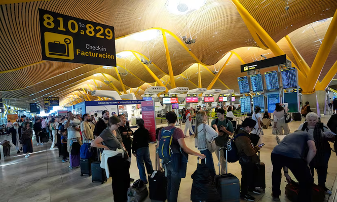 Largas colas en el Aeropuerto de Barajas en Madrid.