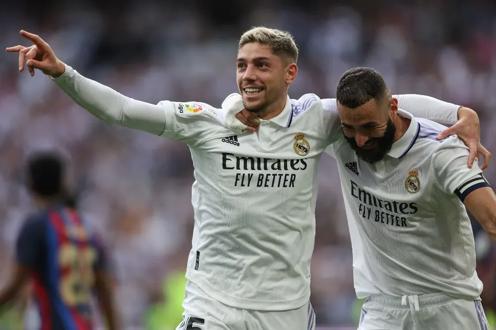 Federico Valverde y Karim Benzema celebran el gol del uruguayo para Real Madrid ante Barcelona