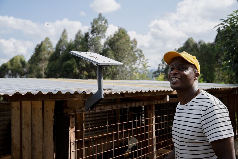Un usuario de Kenia tras instalar su Starlink Mini.