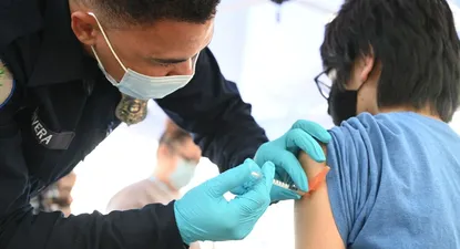 Niño siendo vacunado en Estados Unidos