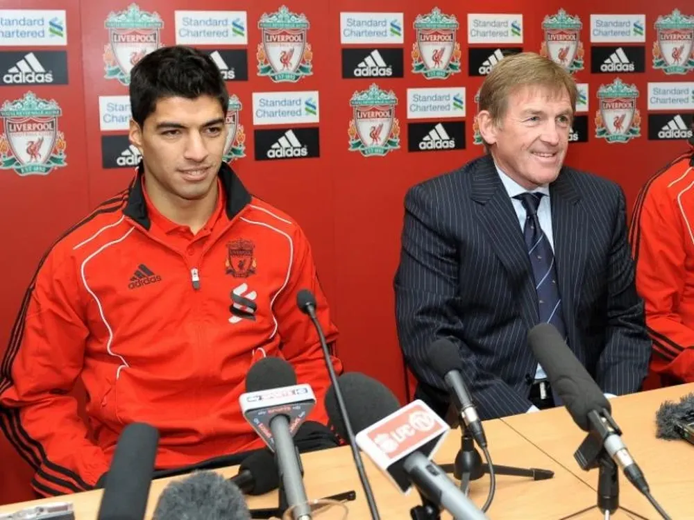 Suárez y Dalglish en la presentación del uruguayo