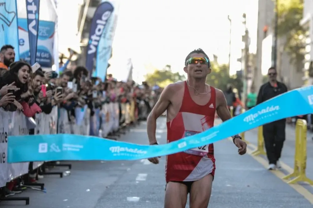 El momento en que Cardona cruza la meta
