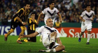 Santiago Silva erró el penal para Vélez Sarsfield ante Peñarol por la semifinal de la Copa Libertadores de América 2011