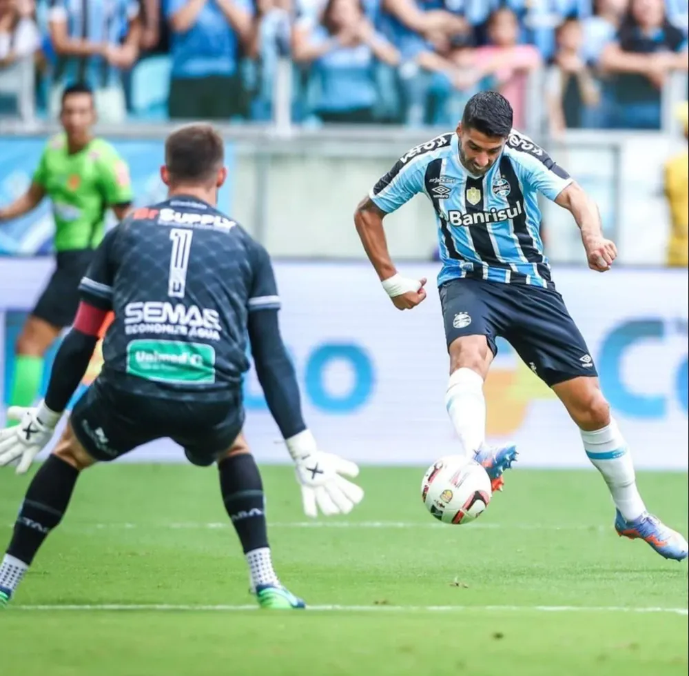 Suárez tiene un bono aparte si convierte goles en los clásicos