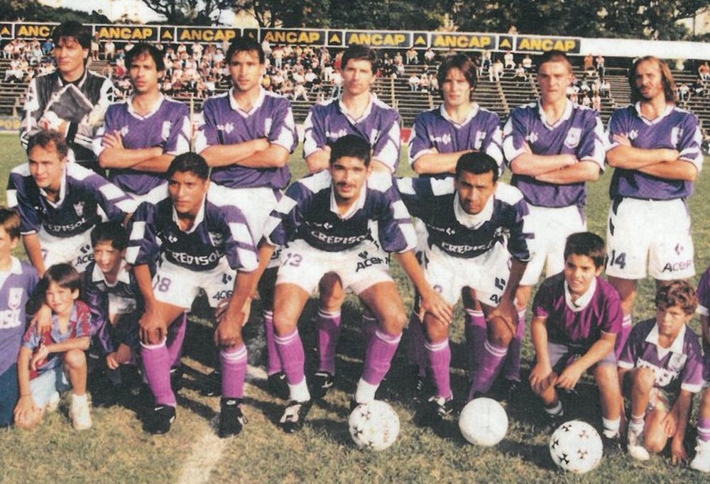 Defensor Sporting en 1996; arriba, Leonardo Romay, José Chilelli, Leonardo Sum, Ruben Dos Santos, Alejandro Traversa, Pablo Hernández y Hebert Silva Cantera; abajo, Marcelo Tejera, Marcelo Romero, Sebastián Abreu y Antonio Vidal González 