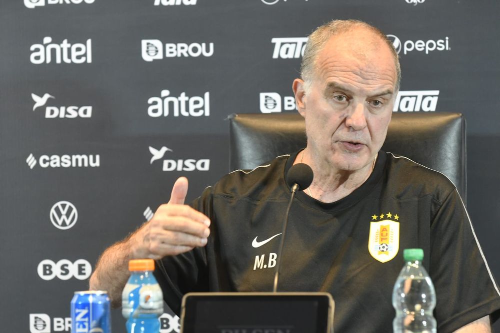Marcelo Bielsa, técnico de la selección de Uruguay, brindó una conferencia de prensa