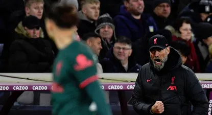 Jürgen Klopp le habla con todo a Darwin Núñez en pleno partido entre Liverpool y Aston Villa