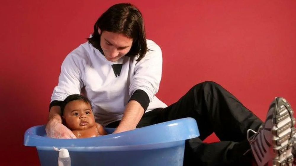 Leo Messi bañando al pequeño Lamine. JOAN MONFORT (AP)