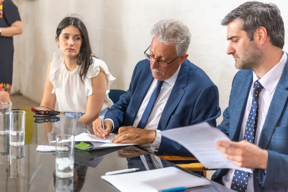 Virginia Cáceres, Juan Pereyra y Nicolás Martinelli en firma acuerdo con UTU para privados de libertad