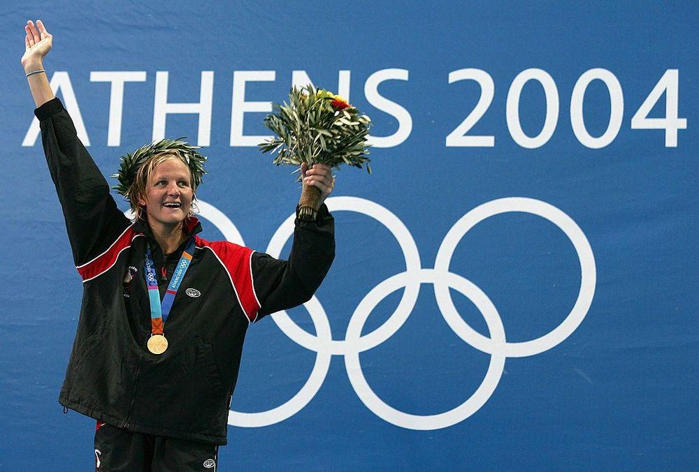 Kirsty Coventry de Zimbabwe recibió la medalla de oro en la prueba de natación femenina de 200 metros espalda durante los Juegos Olímpicos de Verano de Atenas 2004.