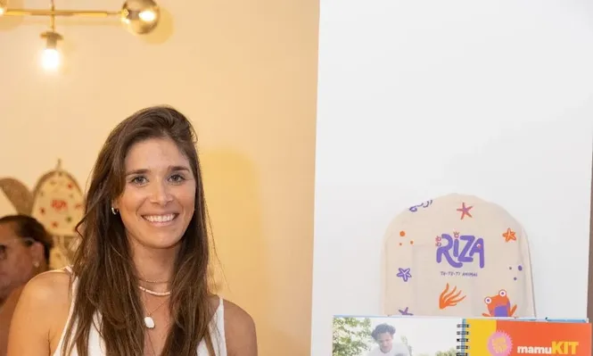 Paz Cardoso con su libro Mamurrí
