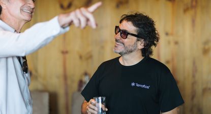 El CEO de Terraflos, Facundo Garretón, y el neurólogo y referente internacional de longevidad Conrado Estol, este sábado en el Terraflos Summit: Health, Wellness & Longevity, que tuvo lugar en La Tertulia (Garzón).