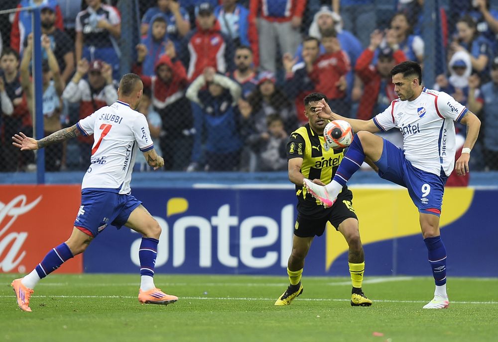 Maximiliano Gómez de Nacional ante Maximiliano Olivera de Peñarol en la final de la Liga AUF Uruguaya