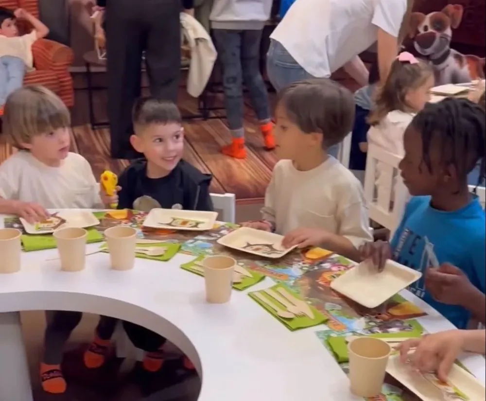 Los hijos de Joselu, Nacho, Lucas y el hermano de Camavinga juntos en el cumpleaños de Benicio.