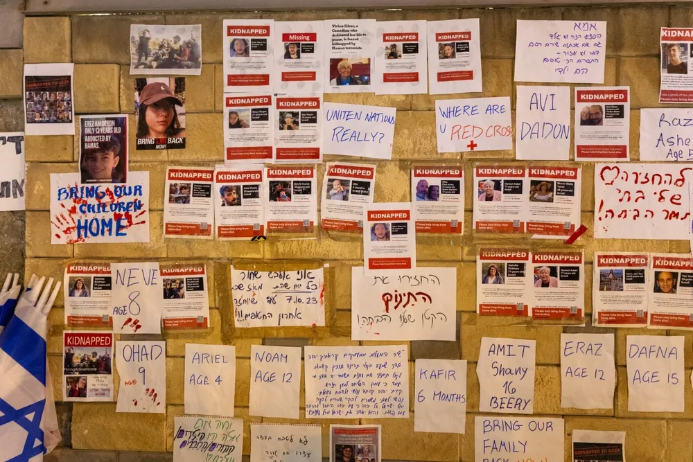 Según los cálculos del ejército israelí, unas 240 personas fueron tomadas como rehenes y trasladadas a la Franja de Gaza durante el ataque inicial de Hamás.