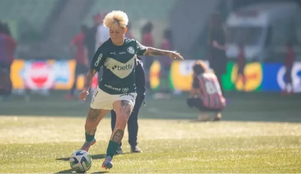 La futbolista argentina publicó un posteo en la red X para mostrar su nuevo look.
