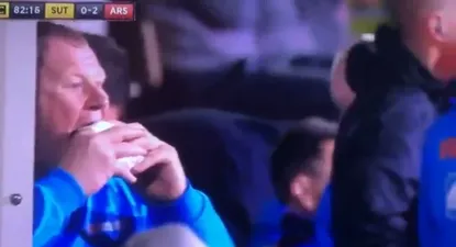 Wayne Shaw comiendo en pleno partido