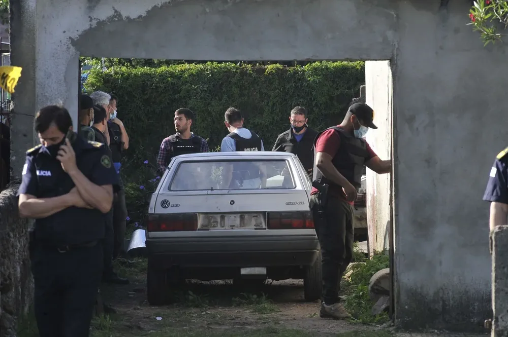 El Volkswagen Gol de Lucas Zanolli en la residencia en la que encontraron su cuerpo