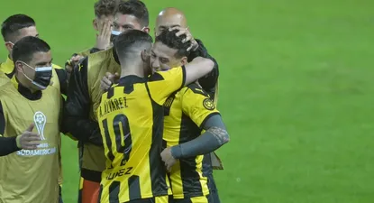 Álvarez Martínez saluda a Trindade tras el gol