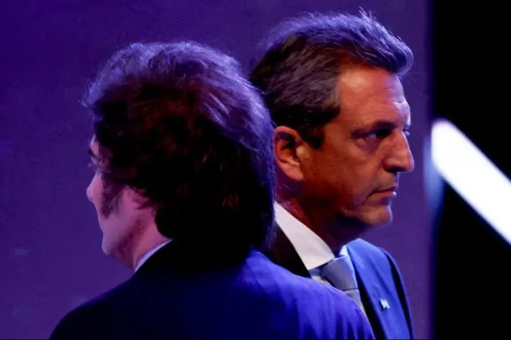 Sergio Massa y Javier Milei en el debate previo a las generales.