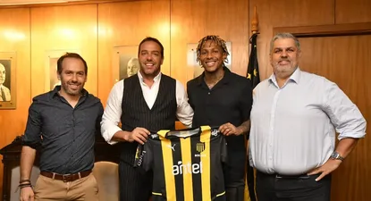 Abel Hernández en la presentación junto al presidente Ignacio Ruglio y Evaristo González