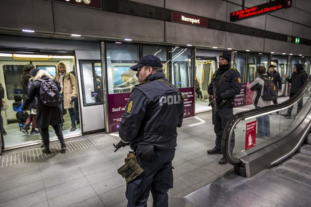Un grupo de agentes de la Policía de Dinamarca vigila una estación de metro de Conpenhague.