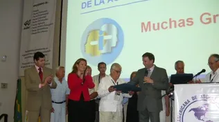 El ex-titular de Anrtci, Mario Stefanoli, entrega una medalla de premiación
