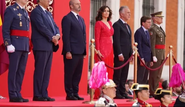 sabel Díaz Ayuso, ha participado hoy en la Puerta del Sol en el tradicional acto cívico-militar que homenajea a los Héroes del 2 de Mayo de 1808.