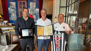 Homenaje de Atlético Mineiro al Indio Walter Olivera, quien defendió a ese club