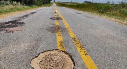 El estado de la ruta 10, que une a la laguna de Rocha con Cabo Polonio y Aguas Dulces y por donde circularán los camiones, es bastante malo a la altura de El Palenque, kilómetro 140