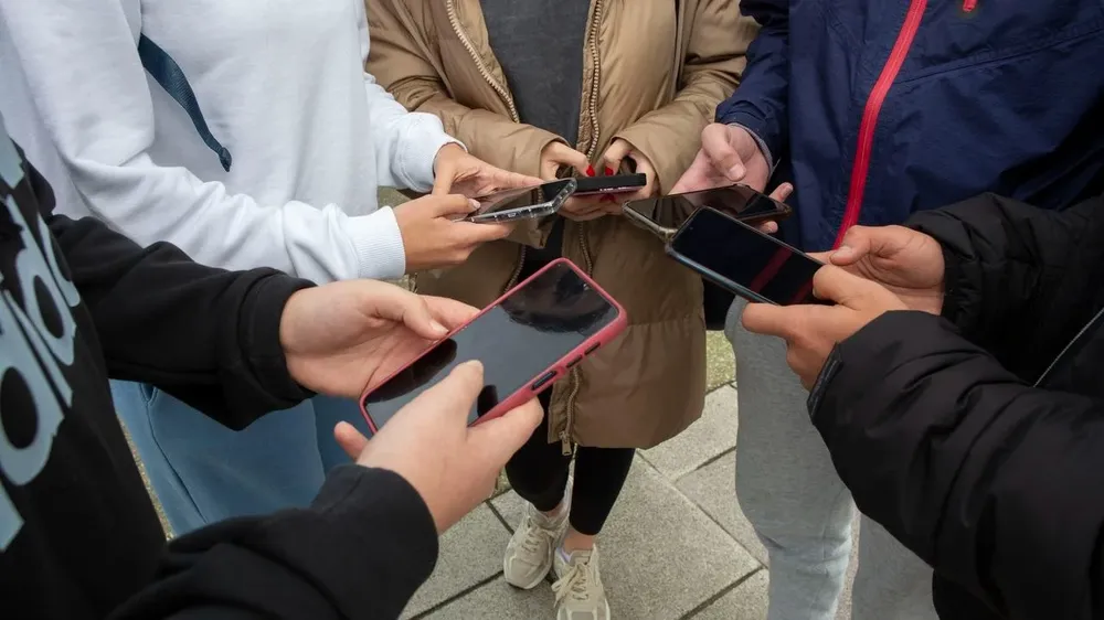 Padres y madres de alumnos de la escuela pública rechazan prohibir los móviles.