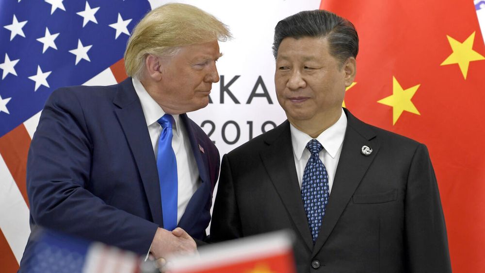 Donald Trump estrecha la mano de Xi Jinping, durante una reunión al margen de la cumbre del G-20 en Osaka, Japón occidental, el  29 de junio de 2019.