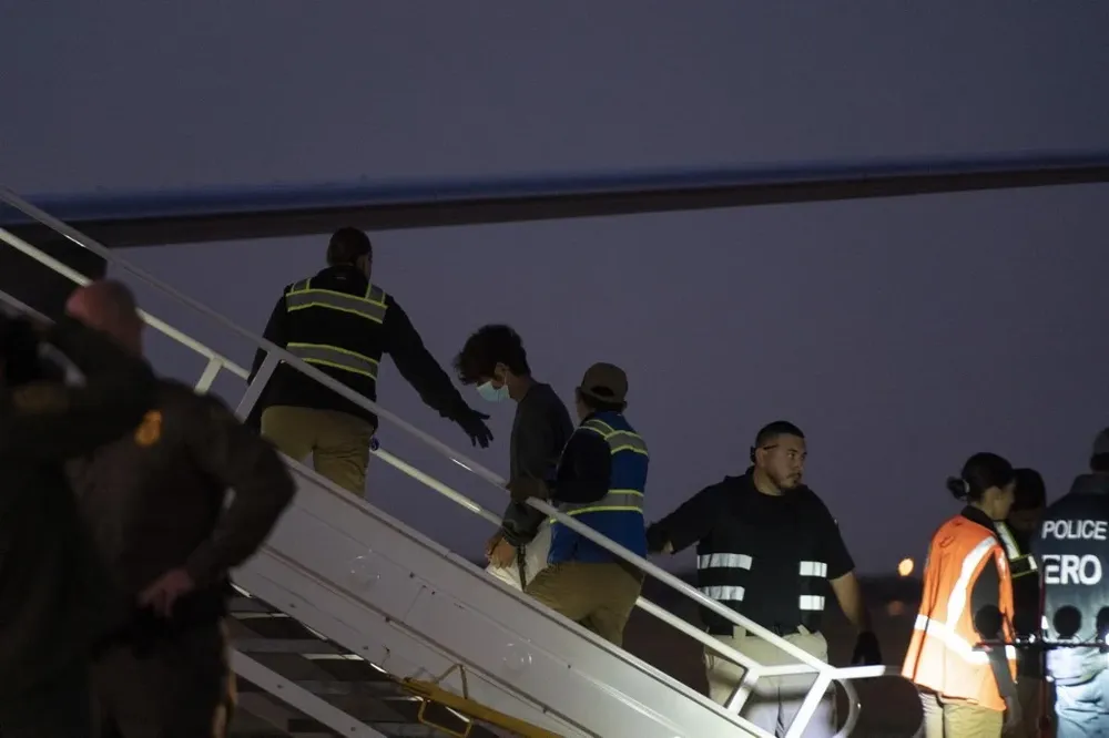 Los deportados fueron trasladados, esposados de pies y manos, en un avión que despegó de Texas.