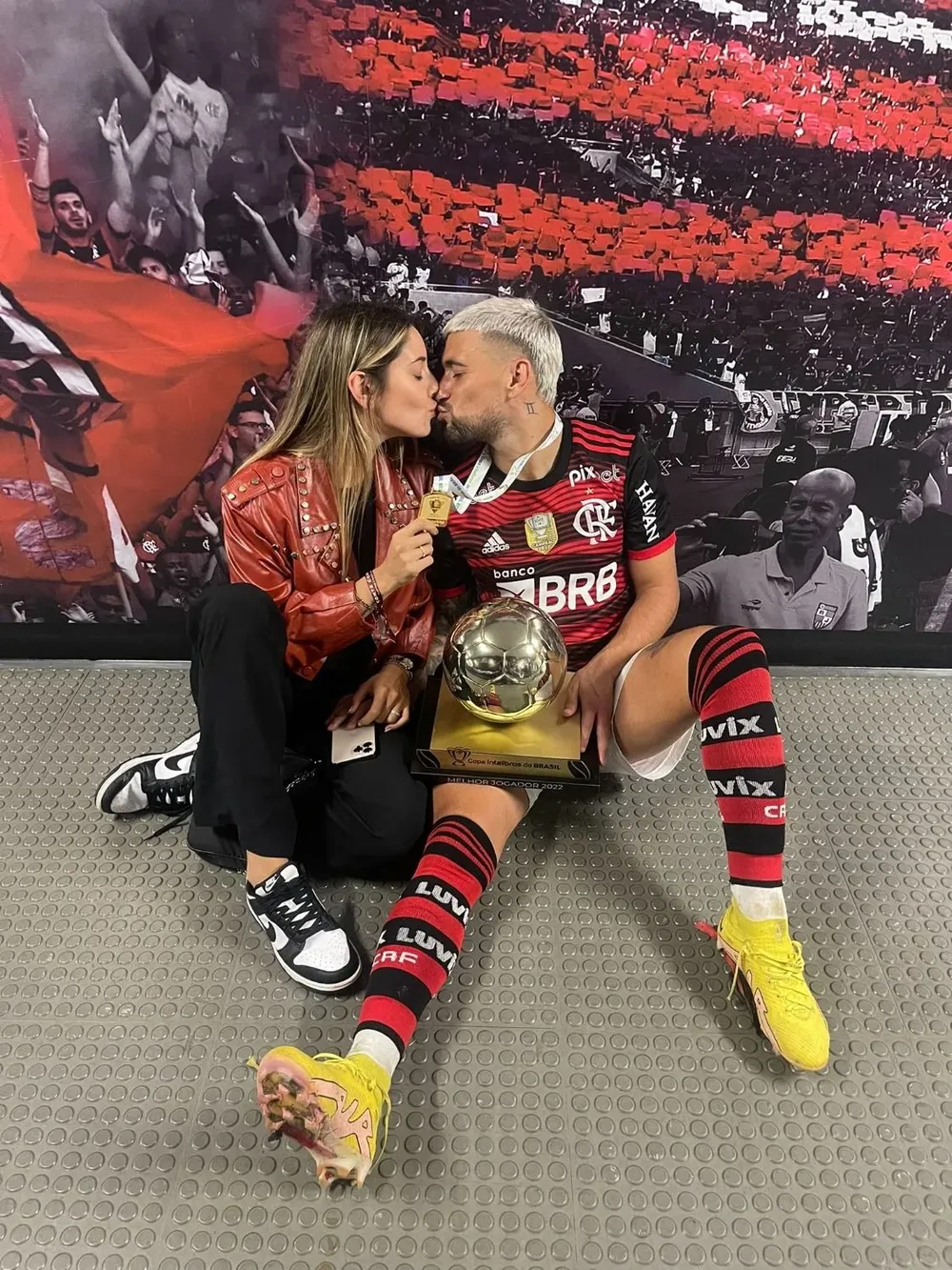 De Arrascaeta, su novia y la copa