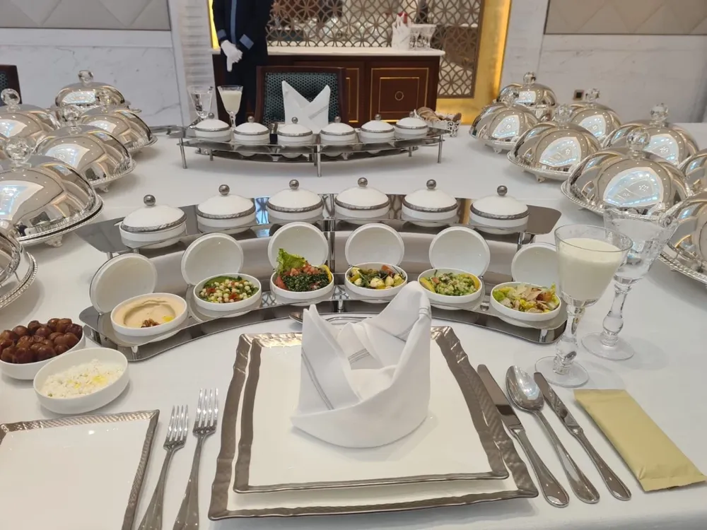 Los comensales tenían múltiples opciones de acompañamientos y aderezos