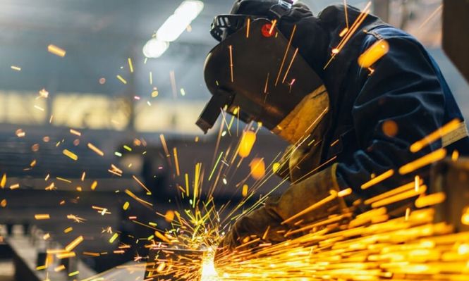 UOM activa la paritaria y paga con aumento en abril 2025, ¿cuánto cobra un metalúrgico?