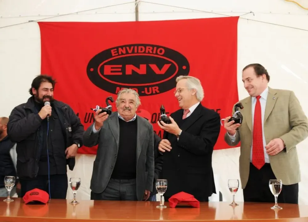El diputado del MPP, Daniel Placeres, junto al entonces presidente José Mujica en la inauguración de Envidrio