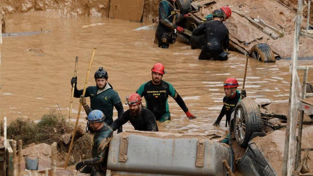 Los equipos de emergencias trabajan en la búsqueda de desaparecidos.