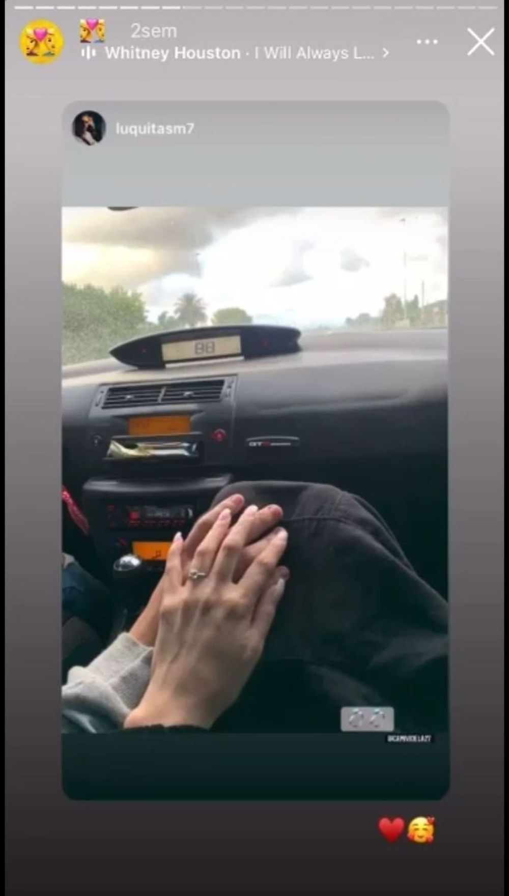 De paseo con su novia, incumpliendo la domiciliaria