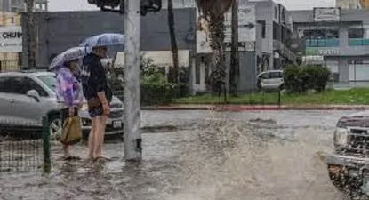 Por las lluvias, el personal de Protección Civil chileno quedó en estado de alerta.